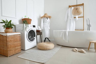 Modern çamaşır makinesiyle banyo.