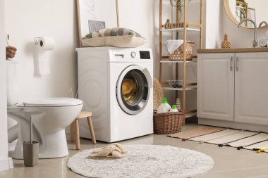 Modern çamaşır makinesiyle banyo.