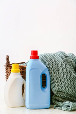 Örgü ekose sepet ve beyaz arka planda deterjan.