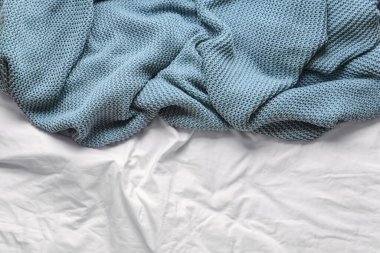 Yatağa örülmüş ekose, yakın plan.