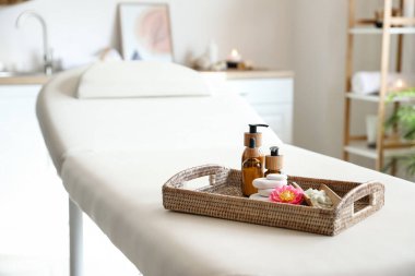 Kuafördeki kanepede güzel bir spa kompozisyonu olan tepsi.