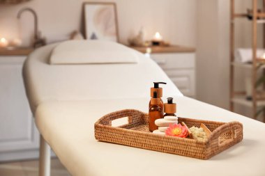 Kuafördeki kanepede güzel bir spa kompozisyonu olan tepsi.