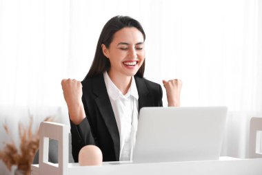 Mutlu genç bir kadın evde internetten röportaj yapıyor.