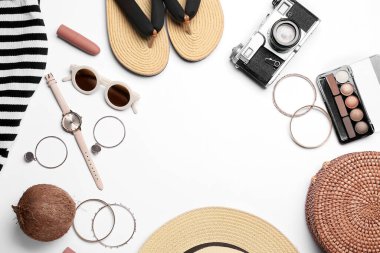Beyaz arka planda kadın aksesuarları ve kozmetik ürünlerinden yapılmış çerçeve
