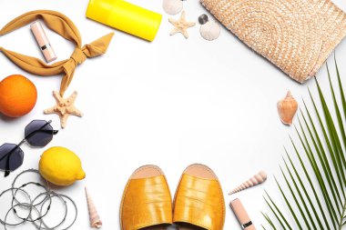 Sahildeki aksesuarlardan ve beyaz arka plandaki meyvelerden yapılmış çerçeve