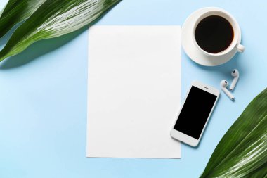 Renkli arka planda boş kağıt, cep telefonu, kulaklık ve bir fincan kahve ile kompozisyon