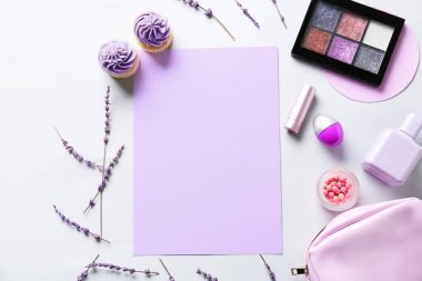 Açık arkaplanda boş kağıt, kozmetik ve kekler ile kompozisyon