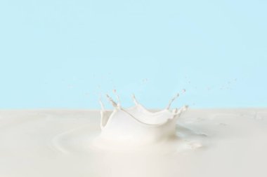 Renkli arkaplanda süt damlaları