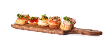 Beyaz arkaplanda farklı bruschetalar olan tahta tahta tahta tahta.