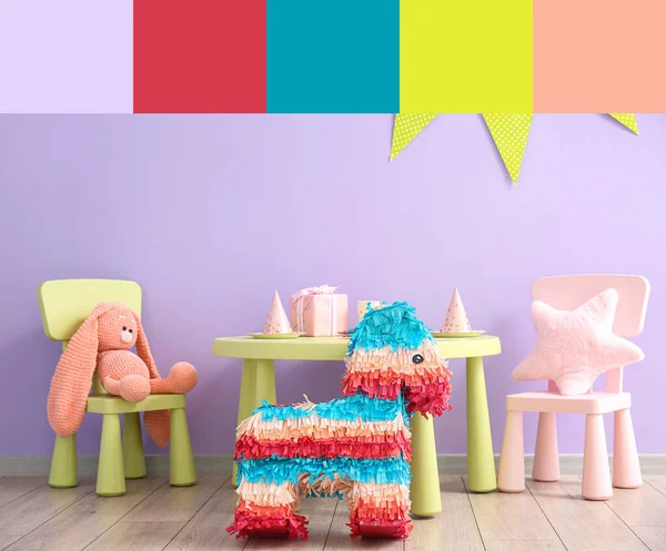Pinata Oyuncaklarla Dolu Bir Çocuk Odası Farklı Renk Desenleri — Stok fotoğraf