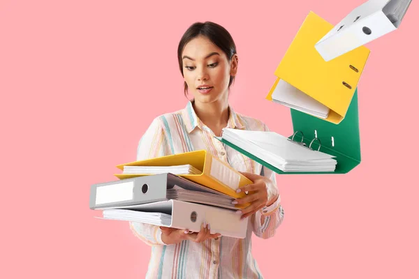 Mooie Jonge Vrouw Met Veel Mappen Kleur Achtergrond — Stockfoto