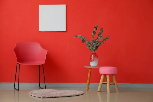Interiér Moderního Pokoje Židlí Stolem Červené Stěny — Stock fotografie