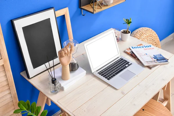 Modern Workplace Laptop Color Wall — Stock Photo, Image