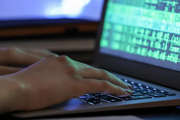 Kvinnlig Programmerare Arbetar Med Bärbar Dator Kontoret Natten Närbild — Stockfoto