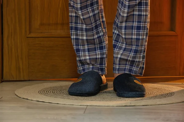 Hombre Con Zapatillas Suaves Casa Primer Plano — Foto de Stock