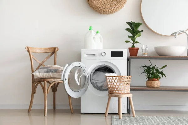 Interior Banheiro Com Máquina Lavar Roupa Moderna — Fotografia de Stock