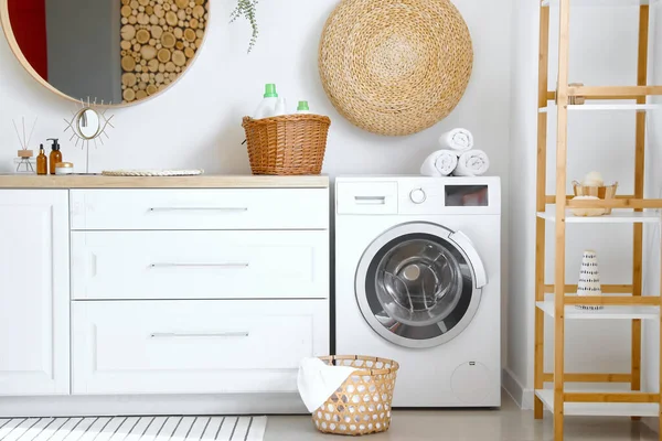 Interior Banheiro Com Máquina Lavar Roupa Moderna — Fotografia de Stock