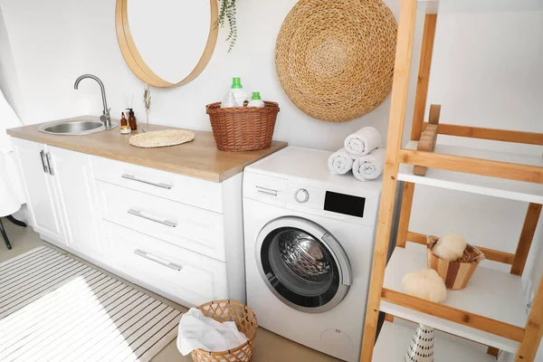 Moderne Wasmachine Met Schone Handdoeken Badkamer — Stockfoto