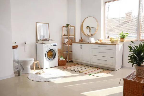 Interior Kamar Mandi Dengan Mesin Cuci Modern — Stok Foto