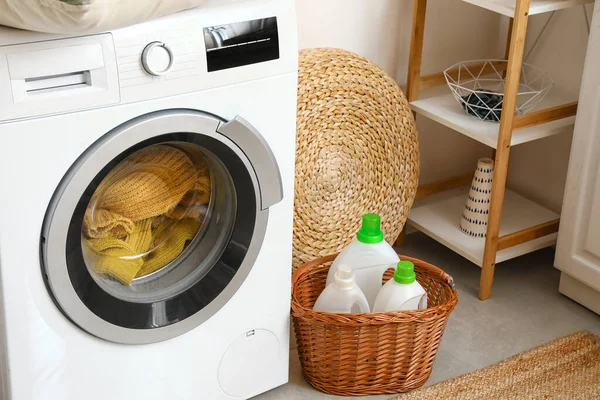 욕실에 빨래가 현대식 세탁기 — 스톡 사진