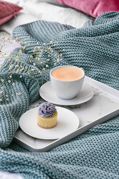 Tray Cup Coffee Cupcake Flowers Knitted Plaid — Stock Photo, Image