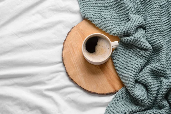 Bord Met Kopje Koffie Bed — Stockfoto