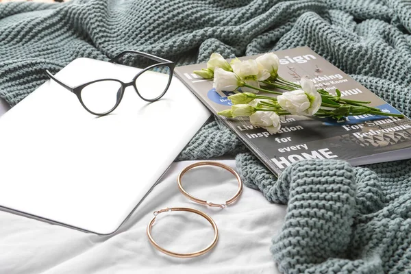 Laptop Flowers Accessories Magazine Bed — Stock Photo, Image