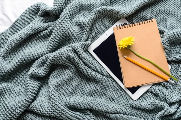 Stationery Flower Tablet Computer Knitted Plaid — Stock Photo, Image