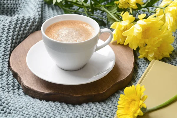 Cup Coffee Flowers Knitted Plaid Closeup — Stock Photo, Image