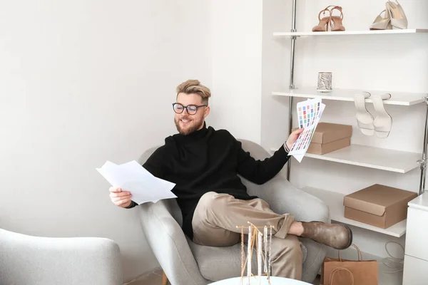 Male Stylist Working Studio — Stock Photo, Image