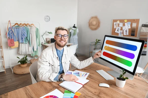 Male Stylist Working Studio — Stock Photo, Image