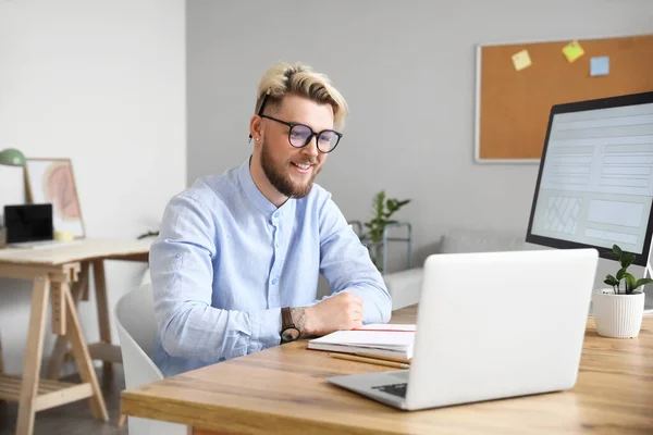 Νεαρός Άνδρας Βίντεο Laptop Κουβεντιάζοντας Στο Σπίτι — Φωτογραφία Αρχείου