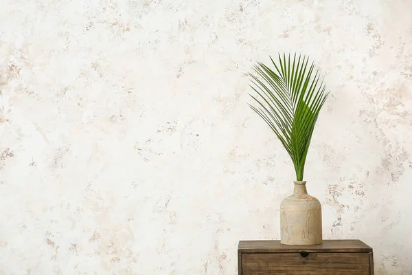 Jarrón Con Hoja Palma Mesa Cerca Pared Ligera — Foto de Stock