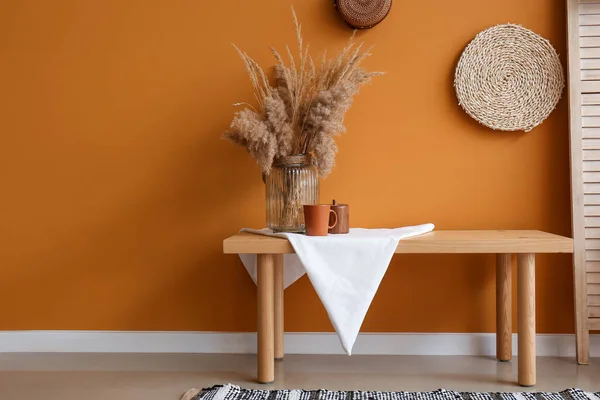 Mesa Con Jarrón Taza Cerca Pared Color — Foto de Stock