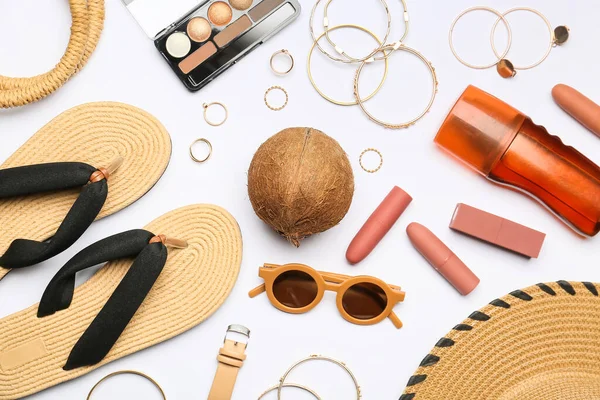 Conjunto Accesorios Playa Cosméticos Coco Sobre Fondo Blanco — Foto de Stock