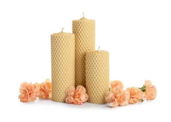 Velas Cera Flores Cravo Fundo Branco — Fotografia de Stock