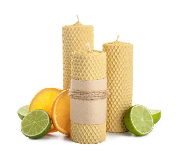 Voskové Svíčky Plátky Citrusových Plodů Bílém Pozadí — Stock fotografie