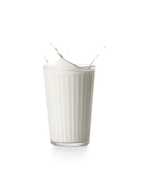 Glas Smakelijke Melk Met Spetters Witte Achtergrond — Stockfoto