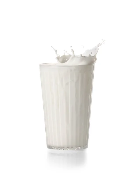 Glas Smakelijke Melk Met Spetters Witte Achtergrond — Stockfoto