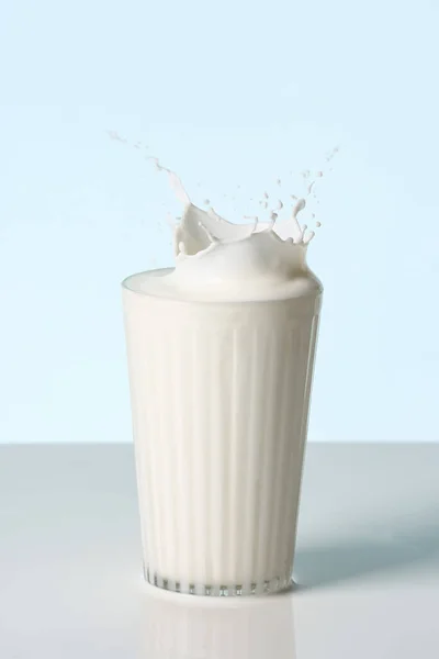 Glass Tasty Milk Splashes Color Background — Stock Photo, Image