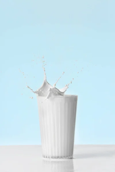 Glas Välsmakande Mjölk Med Stänk Färg Bakgrund — Stockfoto