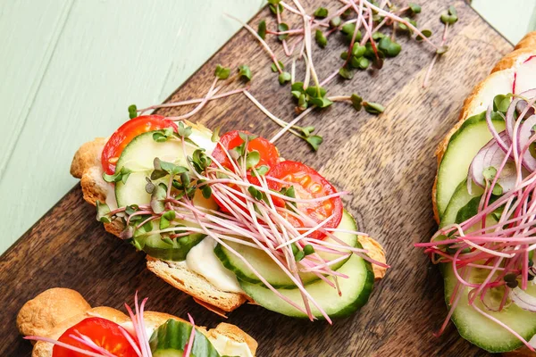 Lekkere Croissants Met Groenten Micro Groen Kleur Houten Achtergrond Close — Stockfoto