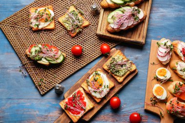 Lezzetli kruvasan, tost ve ahşap arkaplanda bruschetta kompozisyonu.