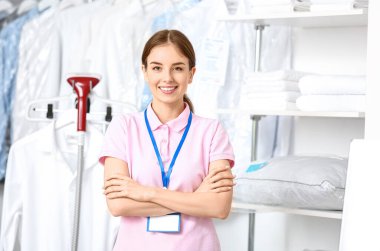 Modern kuru temizlemecide kadın işçi.