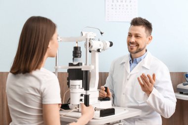 Göz doktoruna muayene Genç Kadın Kliniği