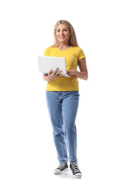 Beyaz arka planda dizüstü bilgisayarı olan kadın