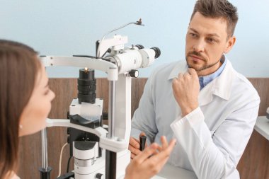 Göz doktoruna muayene Genç Kadın Kliniği