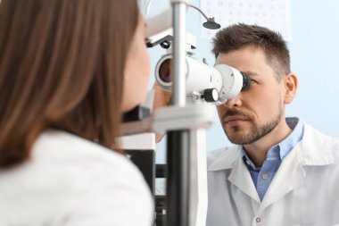 Göz doktoruna muayene Genç Kadın Kliniği