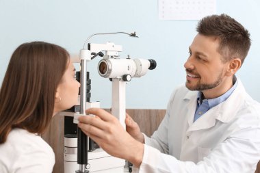 Göz doktoruna muayene Genç Kadın Kliniği