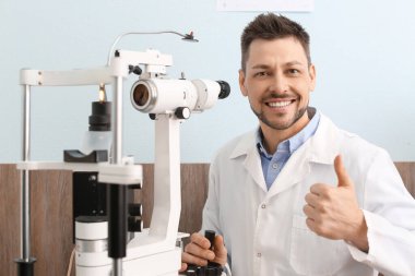 Klinikteki erkek göz doktorunun portresi.